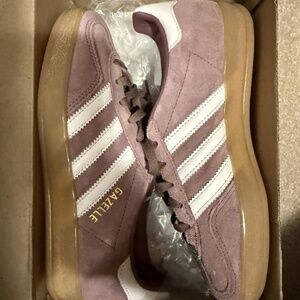adidas Originals Gazelle Color: FIG Size: WOMENS 5